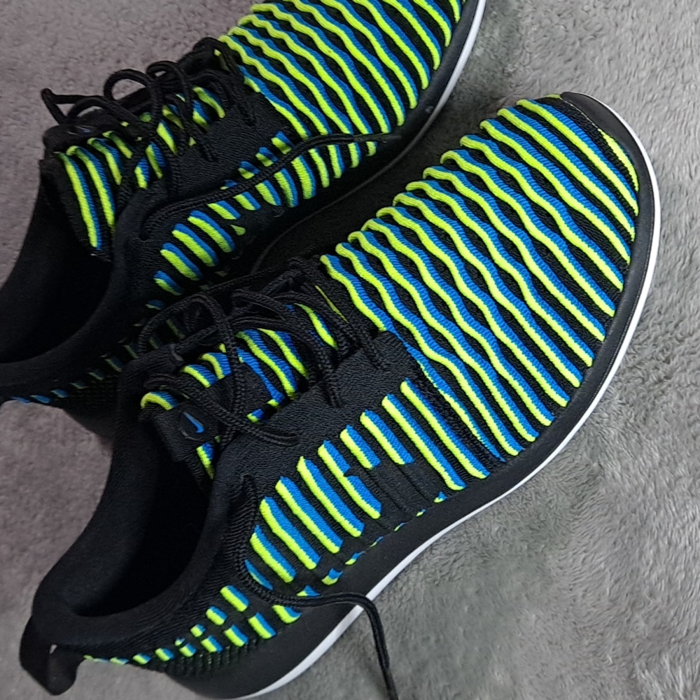 NWOT Womans Nike Roshe Two Flynit